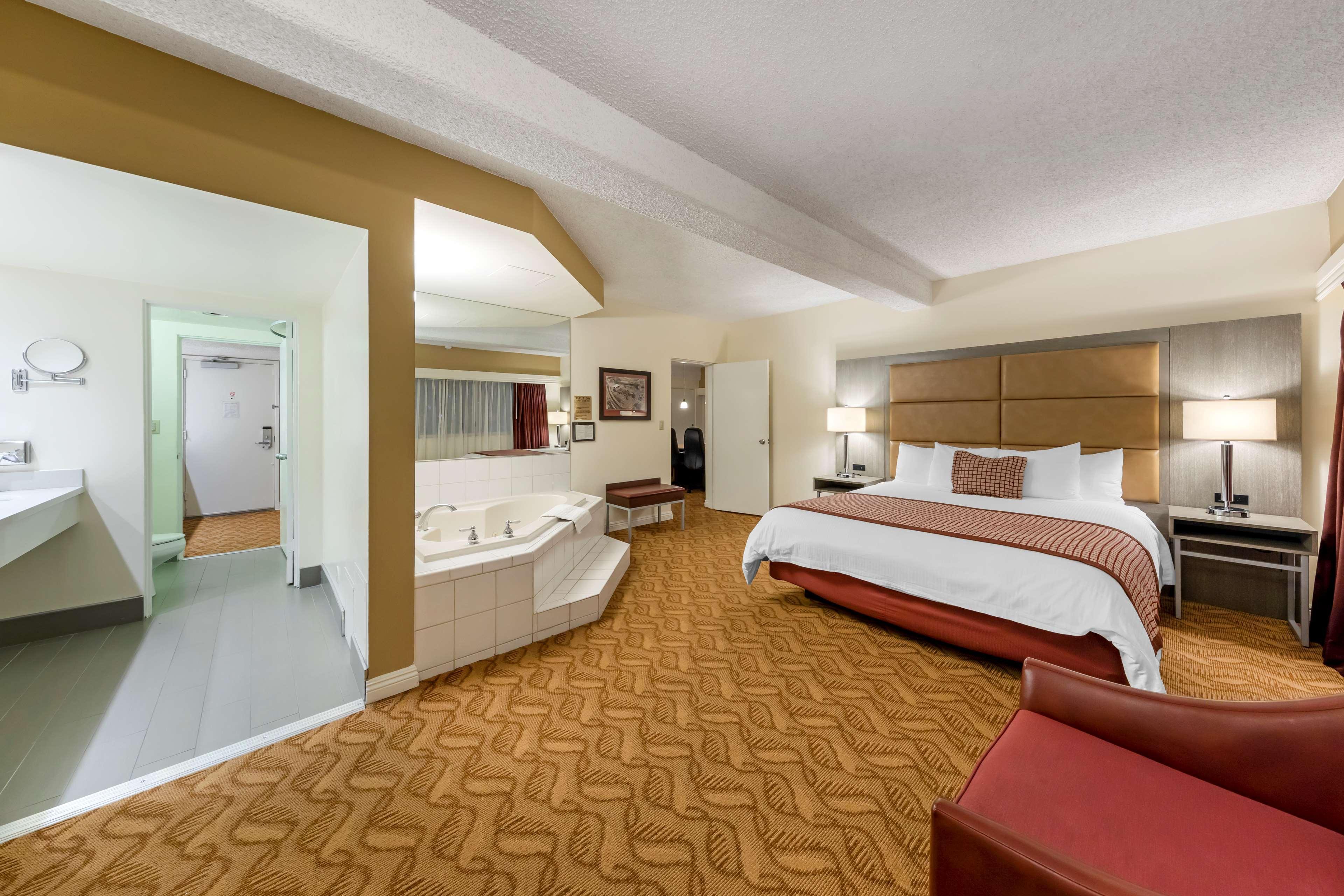 Best Western Plus Thousand Oaks Inn Exterior photo