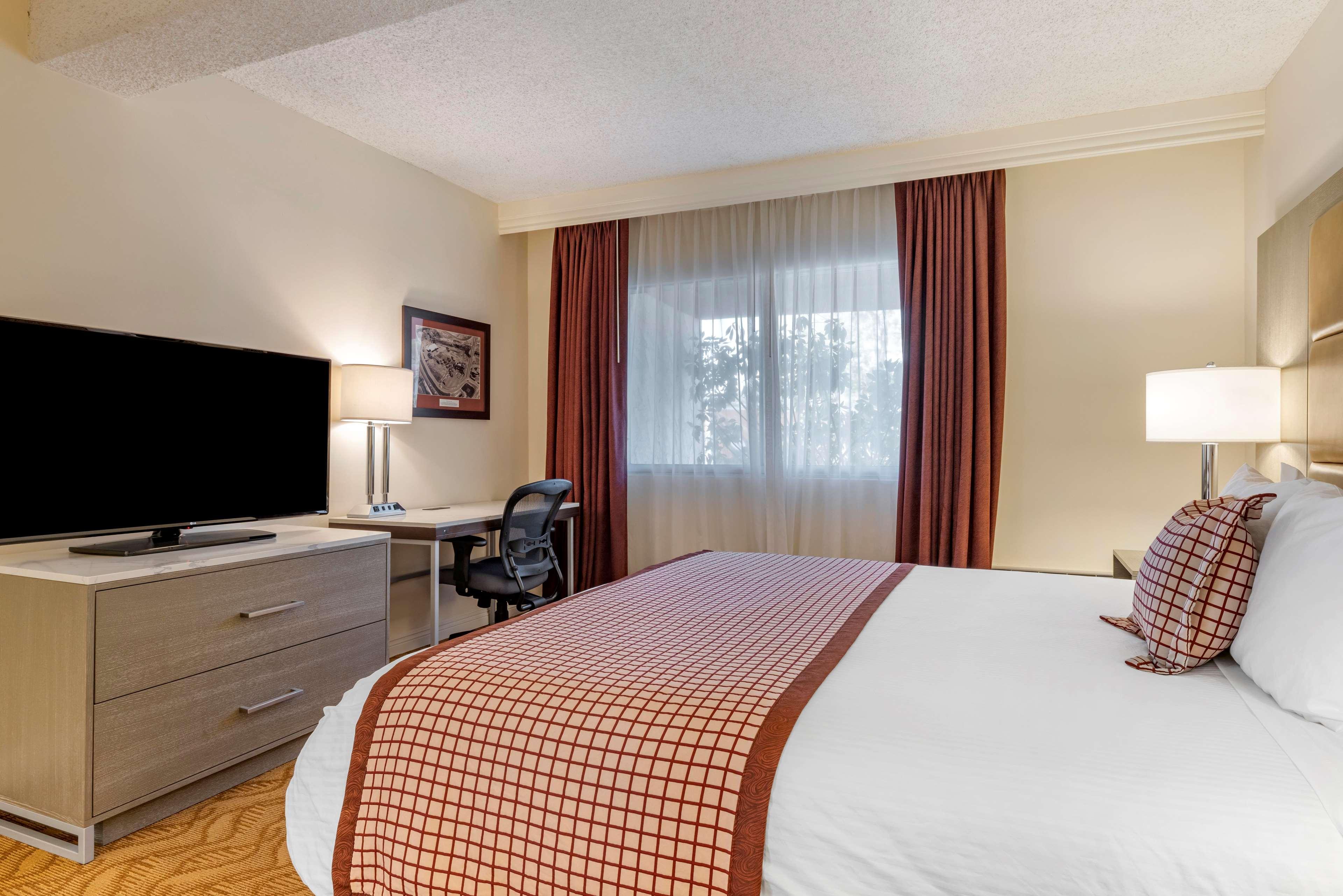 Best Western Plus Thousand Oaks Inn Exterior photo